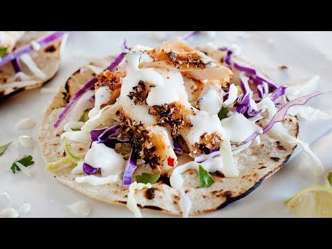 Geschwärzte Fisch-Tacos mit cremiger Koriander-Limetten-Soße