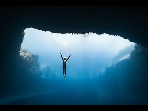 Anna beim Freitauchen in Deans Blue Hole