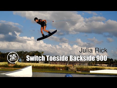 Première femme à décrocher un Switch Toeside Backside 900 Julia Rick