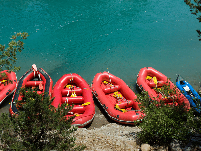 6-Personen-Schlauchboot an Land