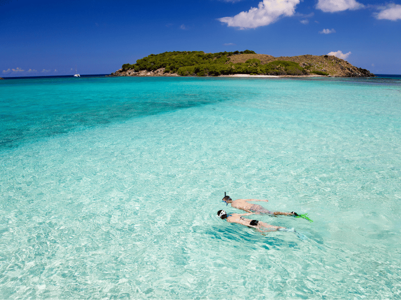 Un couple fait de la plongée en apnée dans les Caraïbes lors de sa lune de miel