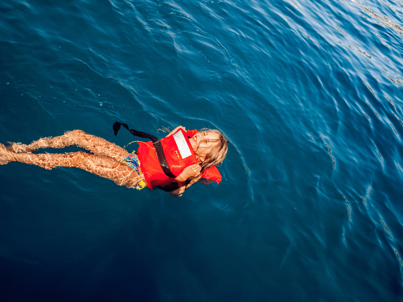 El mejor chaleco salvavidas para no nadadores te mantiene a flote cuando giras hacia atrás