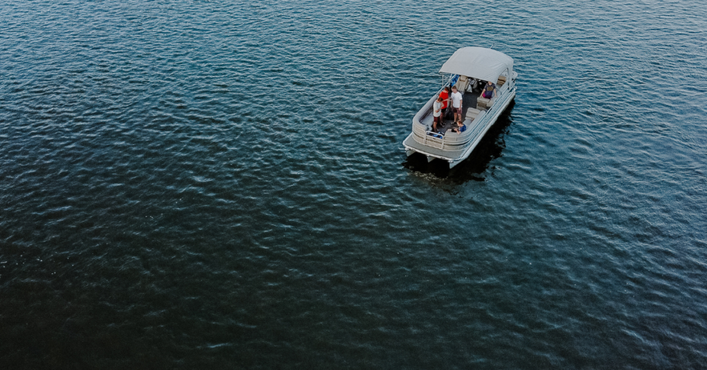 Los mejores barcos para divertirse en familia Barco pontón