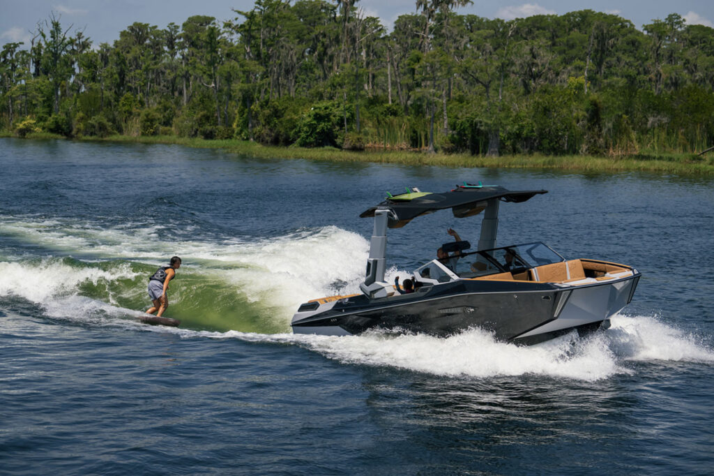 El G25 Paragon es sin duda uno de los mejores barcos para wakesurfing