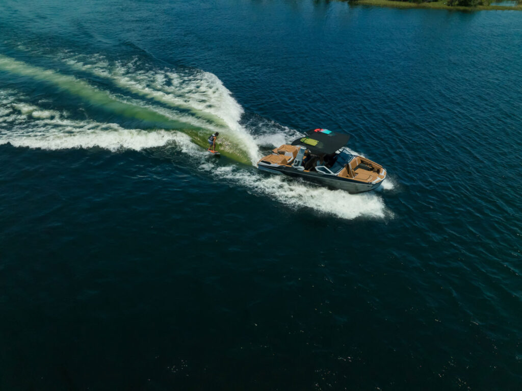 El lujoso Wakesurfer Super Air Nautique G25