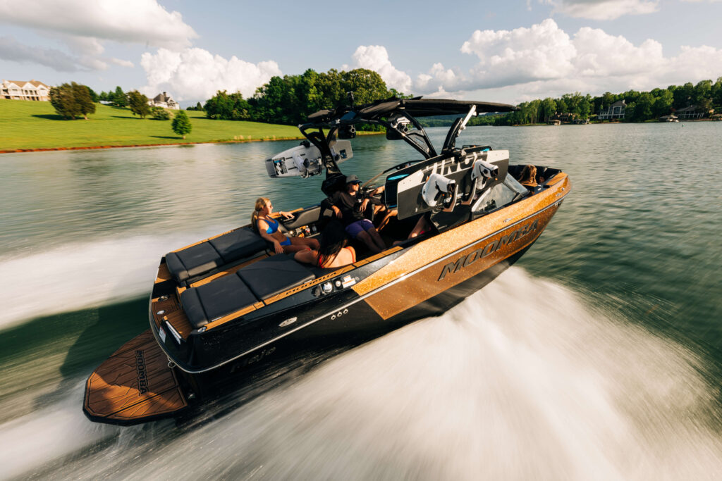 Le bateau Moomba Mojo pour le Wakesurf. Photo avec l'aimable autorisation de l'auteur : Mojo Boats