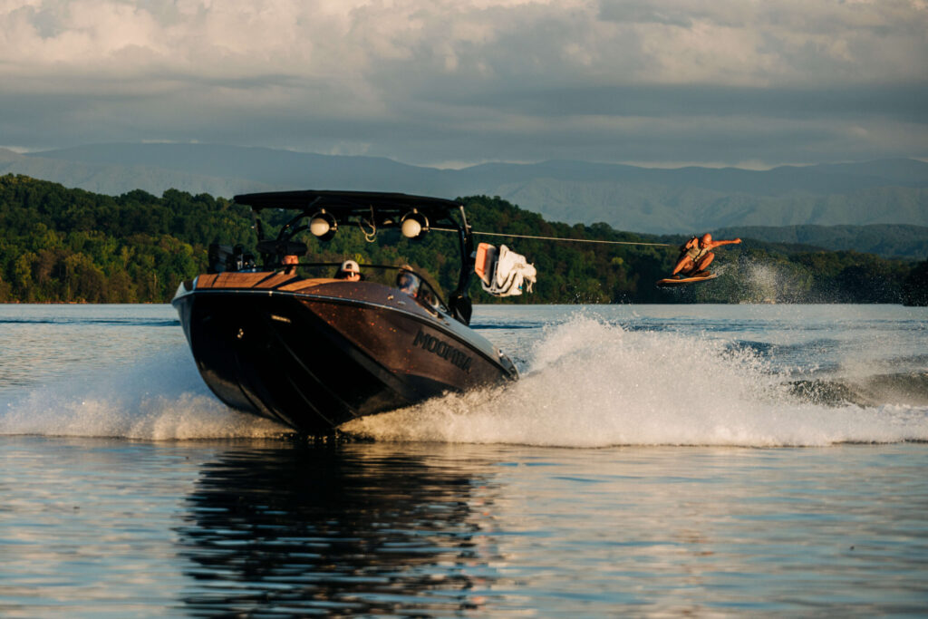 Das Moomba Mojo Boot für Wakesurfing. Bild mit freundlicher Genehmigung: Mojo Boote